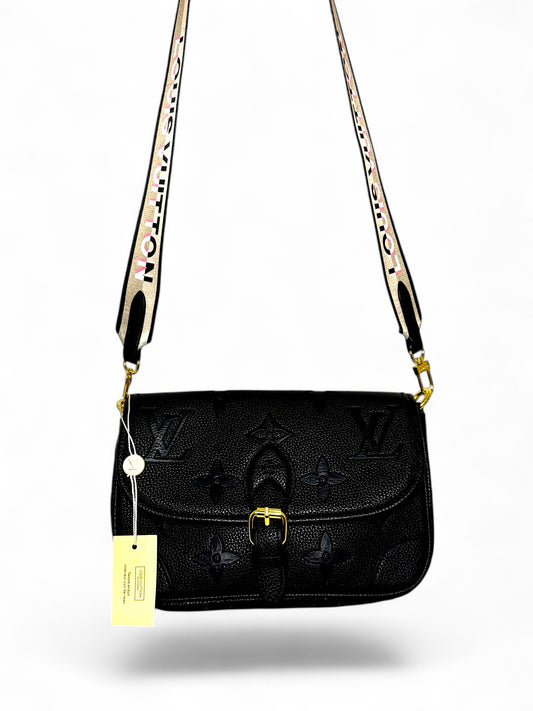 Damen Handtasche trendig & elegant in der Farbe Schwarz