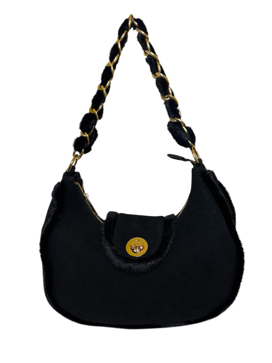 Elegante Schultertasche mit Fell-Details in Schwarz