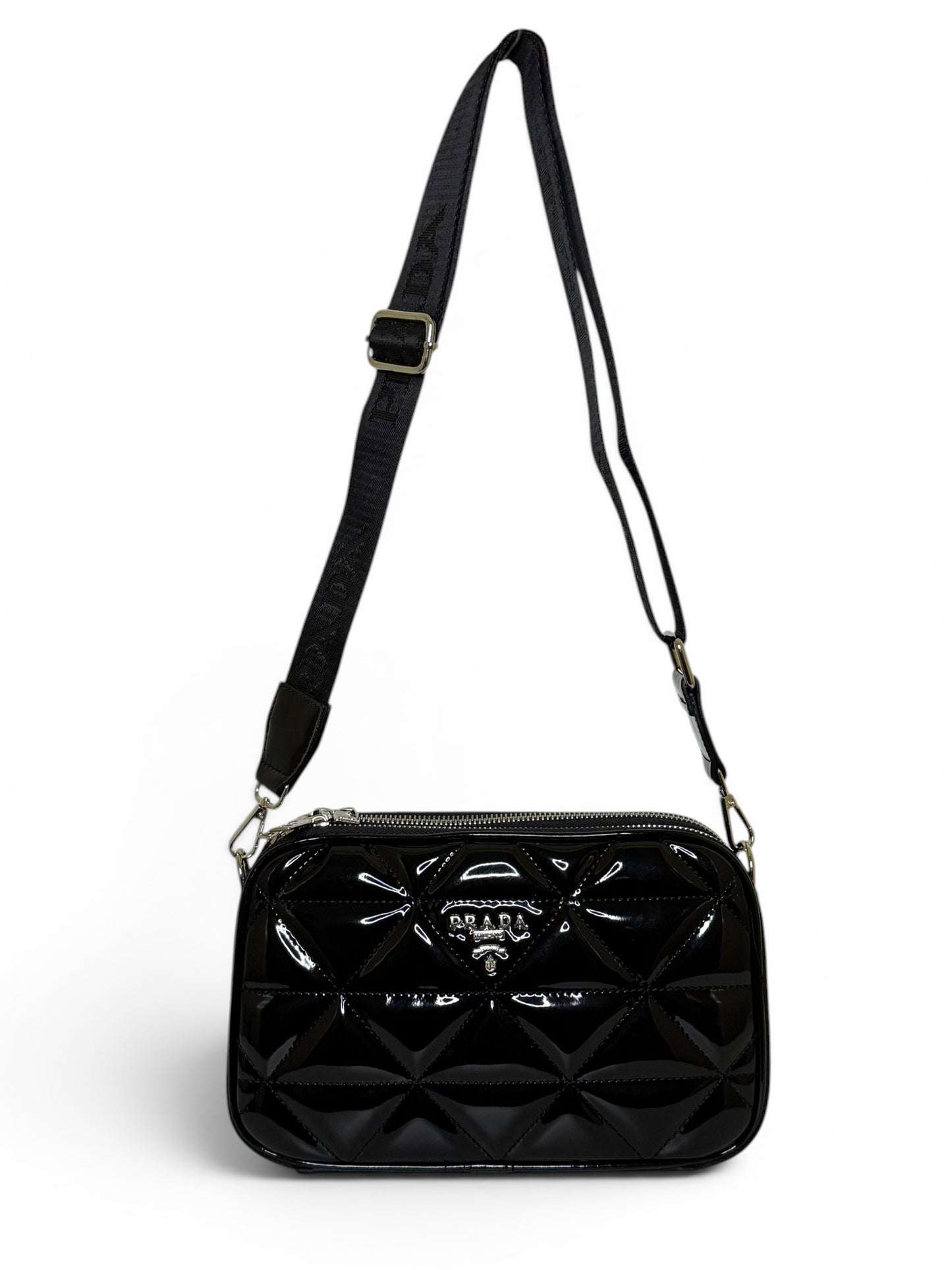 Damen Handtasche trendig & elegant in der Farbe Schwarz Lack