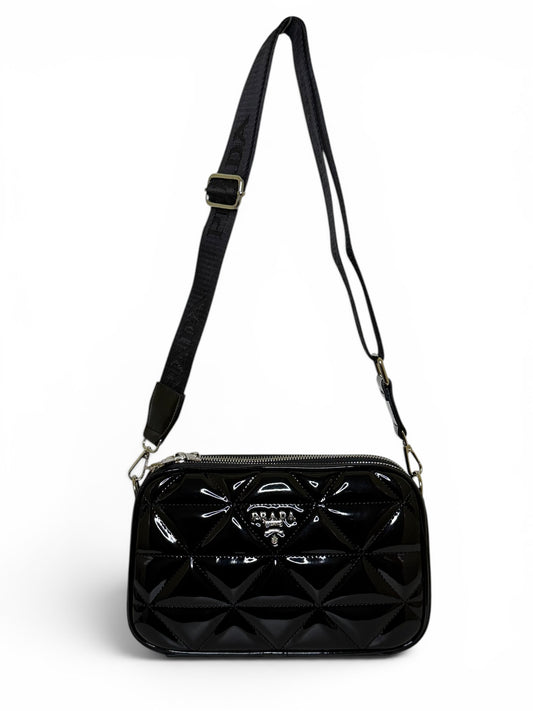 Damen Handtasche trendig & elegant in der Farbe Schwarz Lack