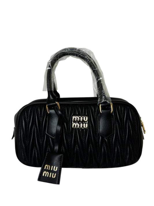 Damen Handtasche trendig & elegant in der Farbe Schwarz