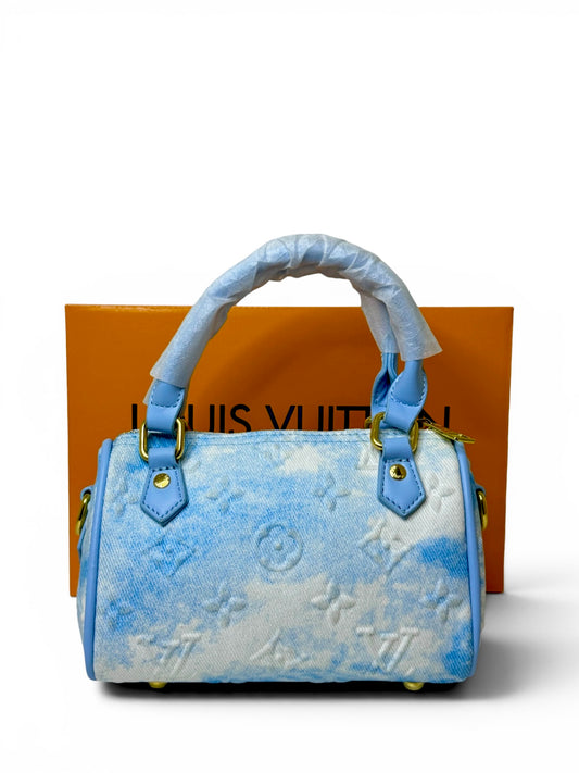 Damen Handtasche trendig & elegant in der Farbe Babyblau/Weiß 16cm