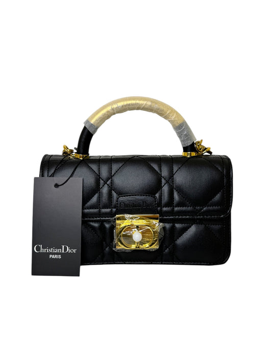 Damen Handtasche trendig & elegant in der Farbe Schwarz