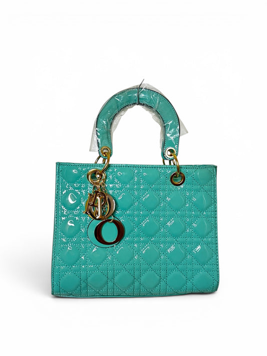 Damen Handtasche trendig & elegant in der Farbe Türkis Lack