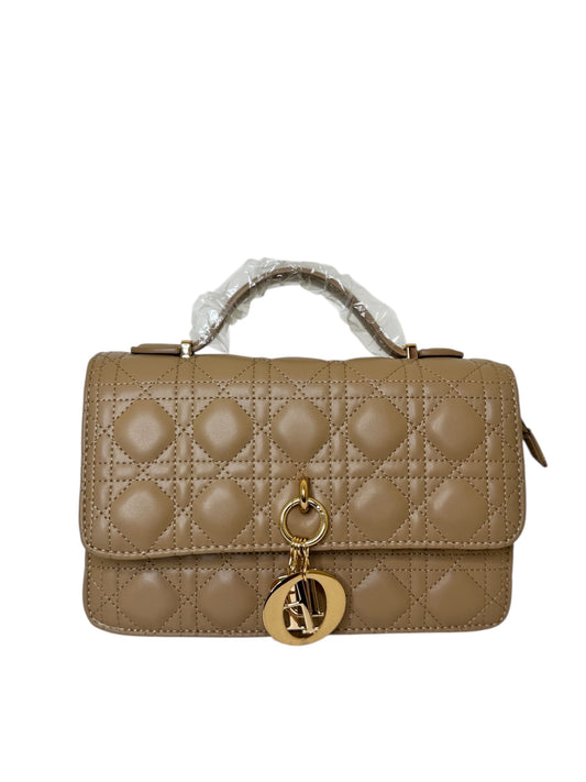 Damen Handtasche trendig & elegant in der Farbe Kaffee