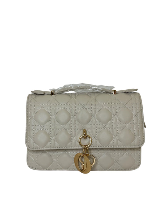Damen Handtasche trendig & elegant in der Farbe Beige
