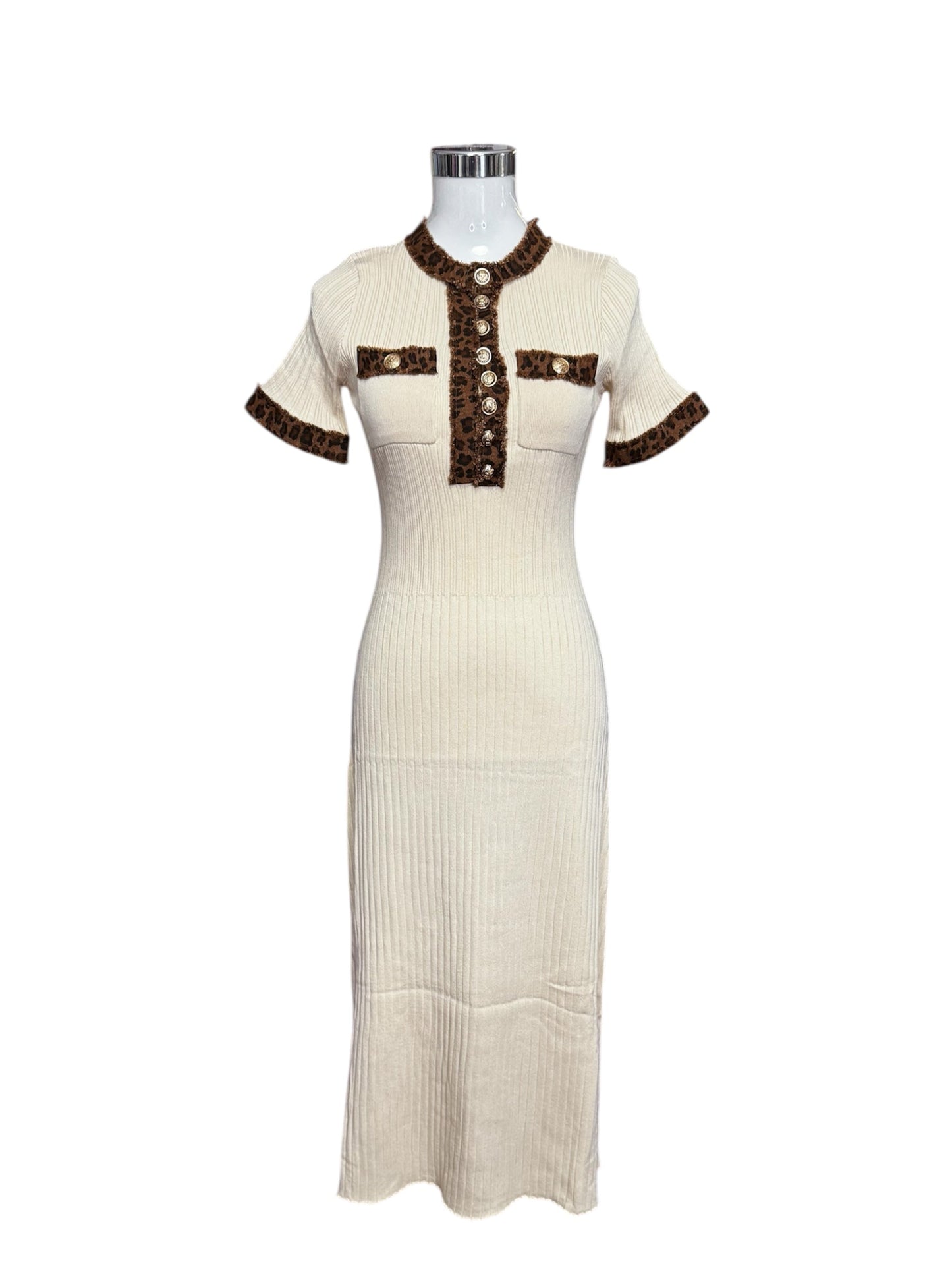 Modisches Strickkleid in Creme mit Leo-Details