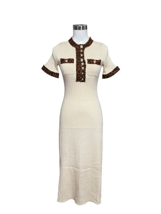 Modisches Strickkleid in Creme mit Leo-Details